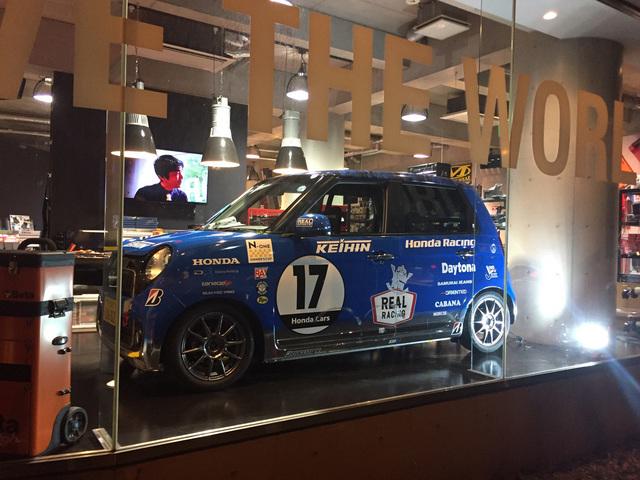 世界の工具とアイデアでお客様の楽しいガレージライフを提案する”をミッションに、ホームセンターなどでは入手できない海外ブランドから国内有名メーカーまで幅広く揃える。