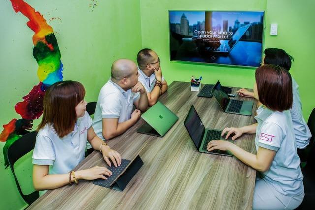 必要に応じてメンバーが集まることはありますが、リモートワークを推奨している環境です。