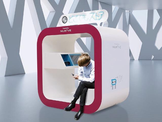 その名の通り、どこに居ても、さまざまなストア（サービス）にいける、リアルとヴァーチャルの中間にあるもの。今いる場所が、ストアになる。不動産、旅行、その先のまだ知らない選択肢を。