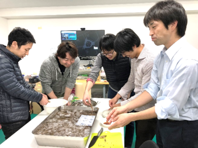 月１回の食事会を実施。生エビを仕入れたり、変わった会もあります