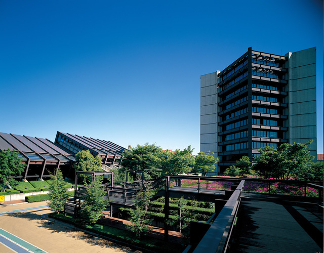 神奈川県伊勢原市にある本社。国内には他に27拠点、海外にも30カ国に拠点を展開している。