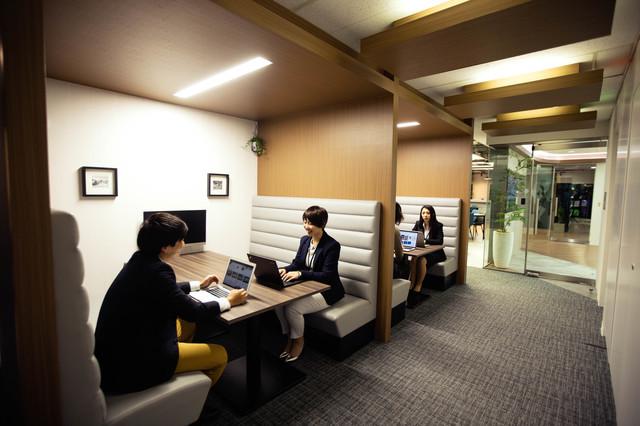 複数のチーム編成を組んで皆で協力して案件に取り組んでいます。