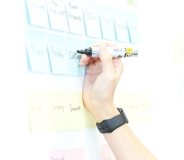 提供すべき価値を明確化し、最適な実現方法を設計する「サービスデザイン」テックファームは、曖昧な部分をサービスデザインによって明確化。アイデアやビジネスモデルを本来の意図どおりの形にし、最後までブレや迷いのないプロジェクトを実現します。