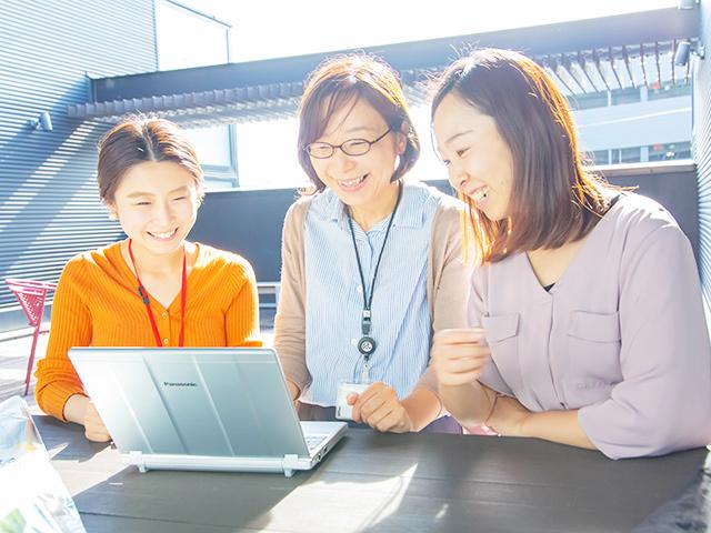 中途入社の社員が全体の9割以上を占めており、それぞれが持つバックグラウンドは様々です。チームワークを発揮して仕事を進めています。