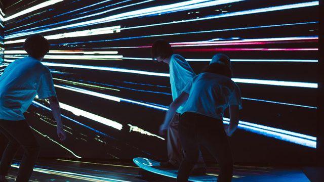 スクランブル交差点の人流を波に変換してサーフィンを楽しめるインスタレーション。