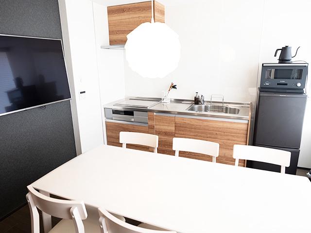 最先端の家電製品として、各部屋にAIスピーカーはじめ、服のスチームウォッシュ＆ドライができる家電などを用意する客室。