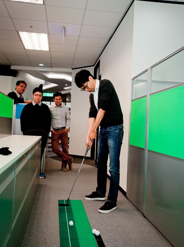 午後の休憩時間に・・・・　昼寝もOK。かなり自由です。創造力豊かなソリューションを創り出すには自由と遊び心は不可欠です。　　