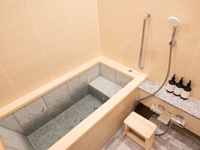 檜の浴槽や、打たせ湯、肩湯などが楽しめるゴージャスなバスルームがあることも、同社が運営するホテルの特徴だ。