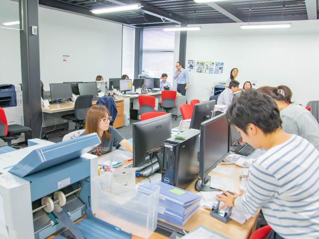 明るくきれいなオフィスと働きやすさを追求した社内制度が充実しています。