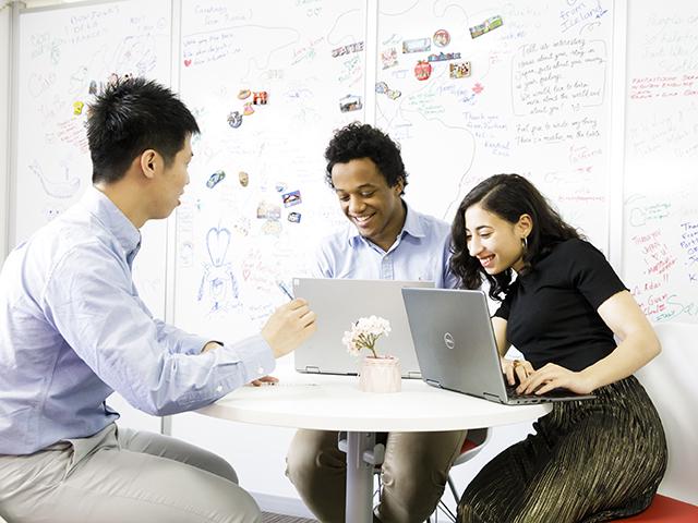 日本にいながらグローバルな環境で働けるのも同社の魅力。外国籍の社員も多数在籍しているので異文化に体感することも可能だ。