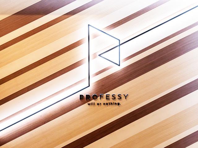 同社は、資料請求・予約・電子決済などに使えるWeb接客チャットボット「qualva（クオルバ）」を運用するプロフェシー