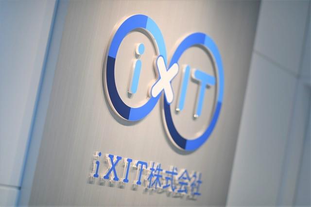 人や愛を意味する“i”と弊社のIT技術で革新的な切口と想像力を提供し、クライアント様と一緒に「Exit（ゴール）」を目指すという意味です。
