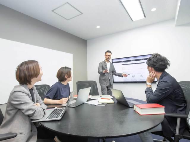 ポジション関係なくチームメンバーそれぞれがクライアントに対して価値提供を行う視点を持ち、さらにチームとして集まることで「クライアントにとって本当に価値あるものは何なのかを、学際的に考え抜く」というマインドセットが形成されている。