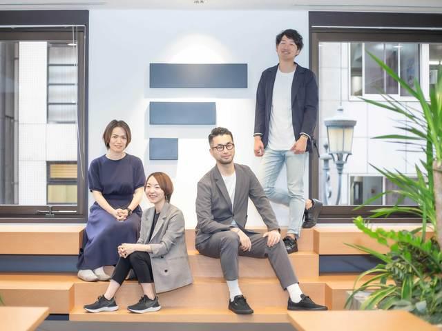 背景にあるエフアイシーシーのロゴは、行動指針の「FIND A BETTER WAY」のように「学び続け、変わり続けていく」様を、細さや長さの違った様々なラインで表現した結果、その線がFICCの "F"に見える部分の3本ラインを切り取った部分をロゴとして採用した。FICCの"F"と常に進み続け進化し続ける姿勢を表している。