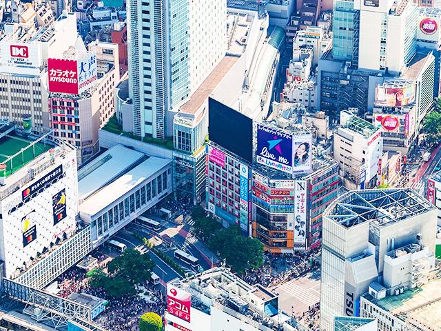 AIROS Skyviewは、機体貸し切りによるヘリコプターの遊覧予約ができるサービス。「特別な人だけに許された新しい観光スタイル」をうたい文句に、上空600mに拡がる大画面パノラマを提供している。