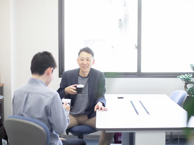 開発環境の選択はエンジニアに一任されており、新しい技術を積極的に試すことも可能である。開発が好きで、自分の仕事に黙々と取り組みたいエンジニアには最適な職場環境だ。