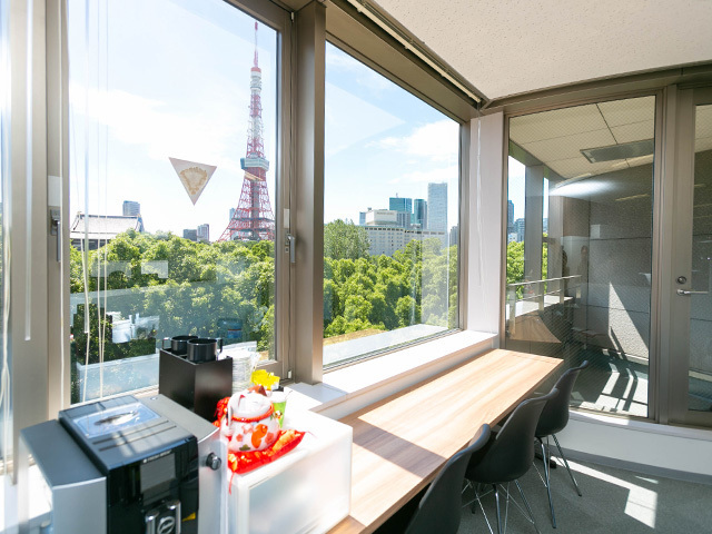 オフィスからは東京タワーが一望できる。明るい光が差し込む開放的なオフィスだ。