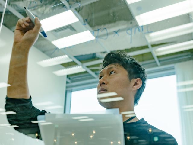 エンジニア、マーケティング、UI/UXデザイナー等、それぞれの職種が密に連携をとり、事業の課題に対して、”最適解”を追求・提供します。