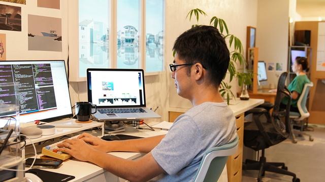 出社組。オフィスの方が仕事が捗る人もいます。