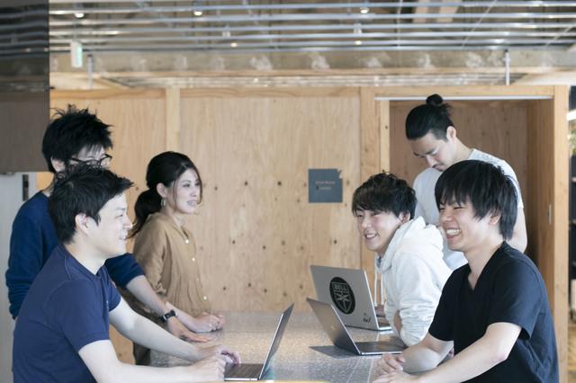 AirXのメンバーは、毎日、全員でランチに出かける。休みの日も一緒にライブに行ったり、BBQをしたり、飲みに行ったりしている。