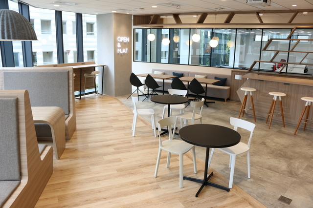 7月に移転した新オフィス。解放感のあるカフェスペースやバーカウンターを併設。
