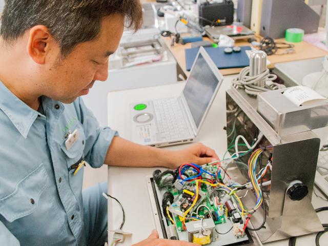 正確な計量値へのこだわりから、IoTなどの最先端技術の導入に繋がった。現在は計量精度を保証するサービスを開始している。