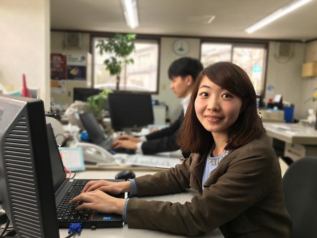 現在はWebシステム開発のプログラミングに携わっています。プロジェクトが終わる毎に技術レベルが上がり成長できていることを実感しています。（2015年入社 PG職）