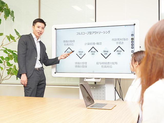 給与計算をアウトソーシングしている企業は、日本では未だ30%に過ぎず、そのマーケットはまだまだ拡大中だ。