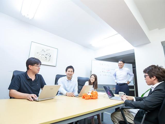 エンジニアのスキルアップ支援としては、技術力アップに必要な研修費用や技術書籍代用を社が負担する制度を設けている。