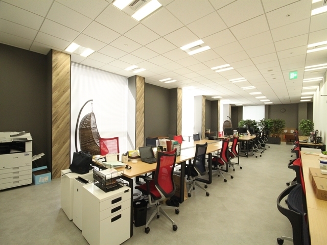 オフィスは執務スペース、リラックスして執務できるスペース、1on1MTGスペース、完全なリラックススペースの4エリア構成です。