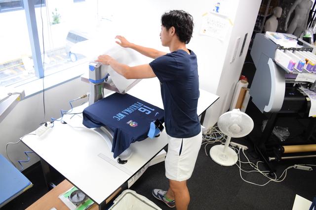 ユニフォームの注文をもらってから加工から出荷まですべて社内で行っています。