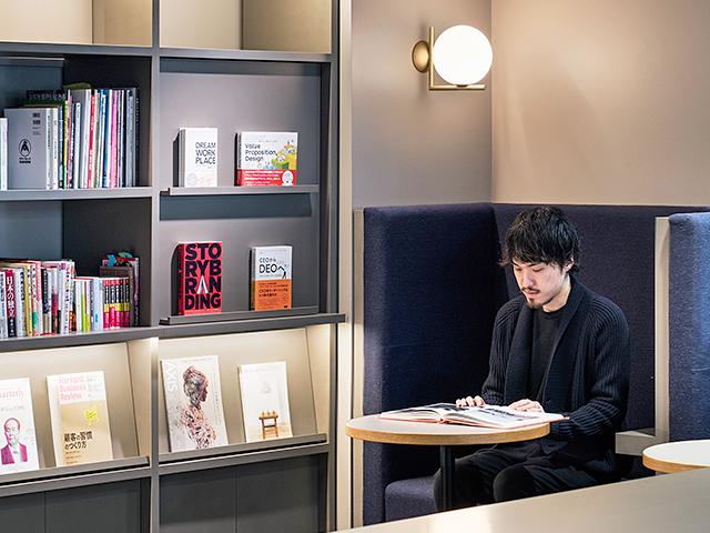 ”学び”を大切にしているエフアイシーシーでは、社員が主体的な学びやインプットができるようライブラリーや自己啓発のための支援を積極的に行っている。社員ひとりひとりが、学びや価値創造に対して主体性を持った組織を目指している。