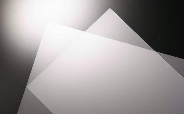 同社の主力製品は光拡散フィルム『OPALUS』高輝度と高拡散を高レベルに両立し、世界で高いシェアを確立している。