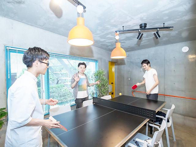 オフィスには卓球台も設置。息抜きにメンバー同士でバトルすることも。カジュアルで働きやすい雰囲気だ。