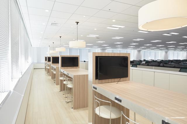 (手前)スタンディングミーティングスペース。
(奥)デスクは、コミュニケーションが取りやすいよう仕切りのないフラットな座席配置にしています。