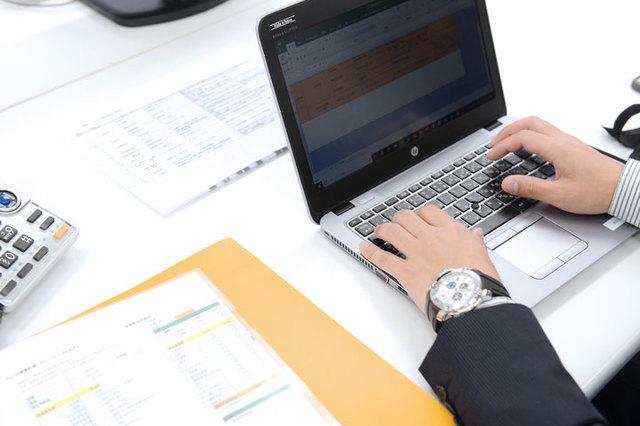 社員の男性・女性の割合は半々。担当ベースで幅広い年齢層が活躍しているアットホームな雰囲気が自慢です。