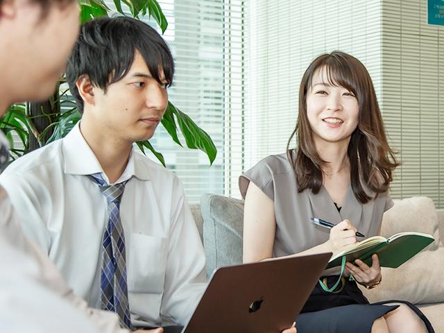 経験が浅い人はOJTで先輩からたくさんの技術を磨く機会も用意。一人ひとりのキャリアに向き合ってくれる会社なのだ。