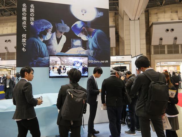 医療研修VRでは、5Gを使用した遠隔リアルタイムでの実演展示や、学会やセミナーでマルチモニターアプリを活用した集合研修を行なっています。