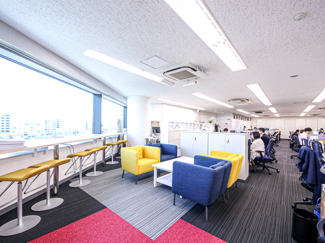 制作部。見通しの良いワンフロアーはカジュアルな雰囲気。