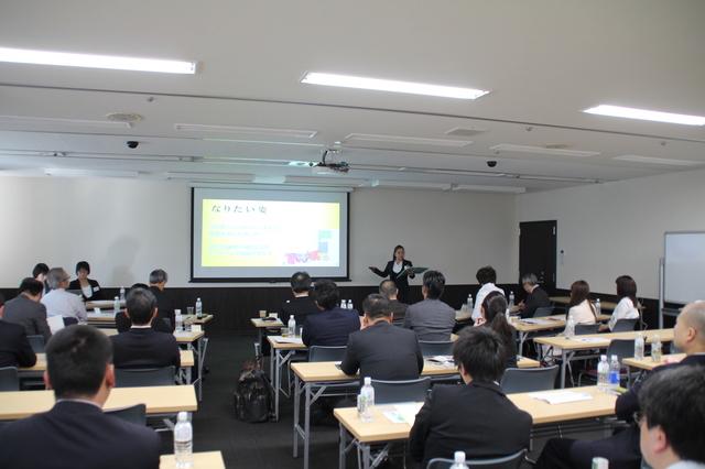 全ての恵和従業員が参加し、イノベーションを起こすAKI活動。半年に一度成果発表会が行われる。