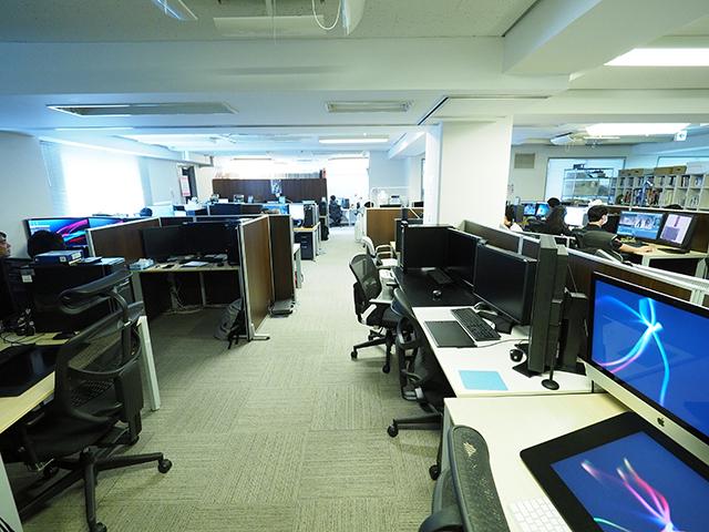 制作に必要なソフトウェアや機材は完備されており、制作に没頭できる環境を整えている。