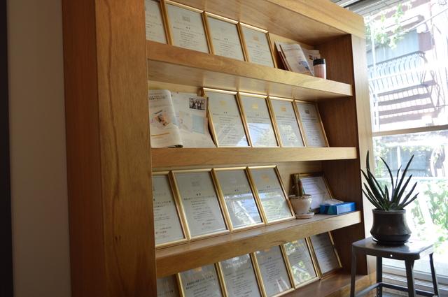 全日本DM大賞などクリエイティブの受賞歴が多数あり、過去15年間のクリエイティブの事例と実績が参照できるため、学びが深めやすい環境であること、
またコンサルタント会社のクリエイティブ担当というポジションで、多種多様な業種✕あらゆるフェーズの制作業務の経験を積むことで、クリエイティブディレターとしてのスキルと幅を大きく広げることができます。
