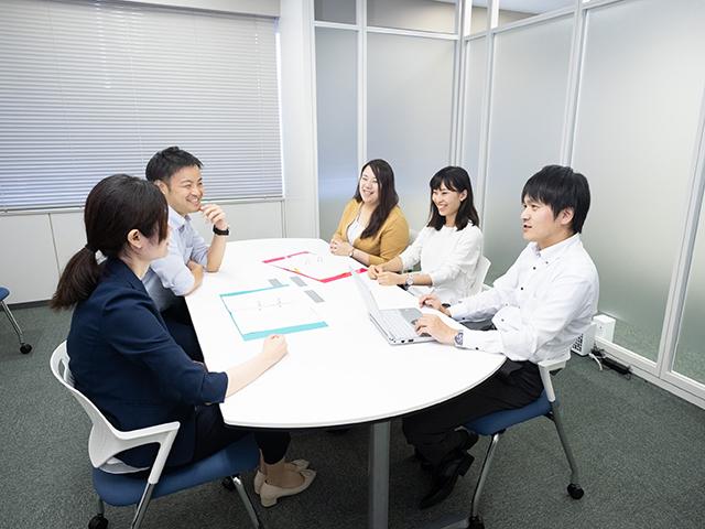 社員が会社の改革・改善についての議論に参加し、皆で方向性を決める「社内民主主義」を目指す。