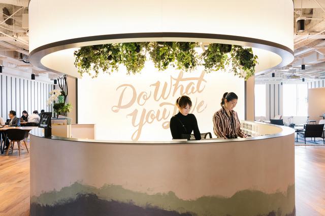 we workオフィス内には、業務に集中できるブーススペースのほか、用途や気分にあわせて使い分けられるフリースペースなどが用意されている。