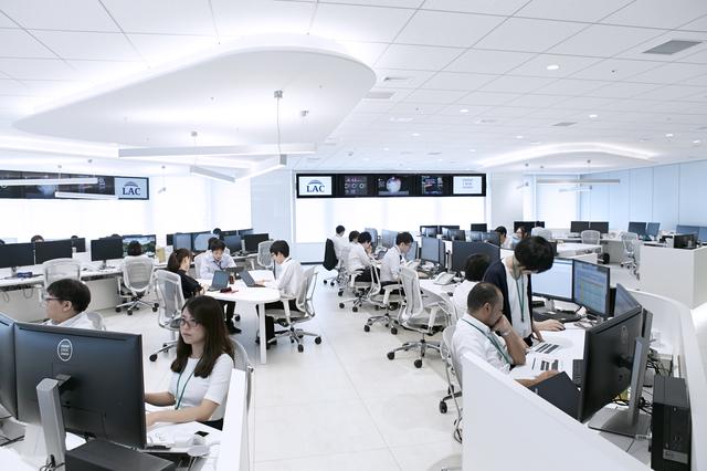 サイバーセキュリティ事業における日本の草分け的存在であると自負しております。政府／官公庁から大手金融機関やエンタープライズ企業まで600社・団体に近いユーザー数を誇ります。センサー数では約2,500台以上、セキュリティアナリストが監視するお客様の監視対象機器のログの件数は25億件にのぼります。