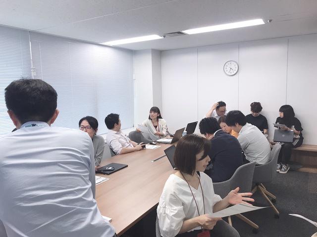 普段からラフな形で、意見を交換できる社風です。