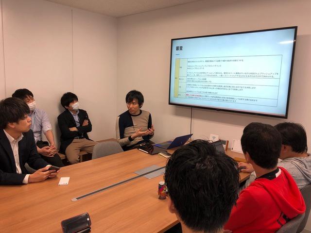 新しいことへのチャレンジ：自分たちだけで考える新しい事業発掘機会。全員、真剣そのものです。（こちらはチャレンジ内容の社内説明会）