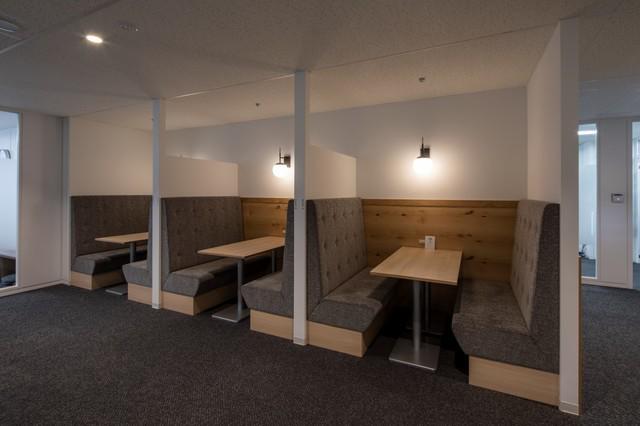 会議室のほかに、軽く打ち合わせができるブーススペースも。