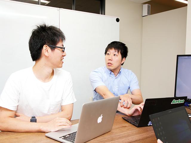 エンジニア全員が顔をそろえるのは毎週木曜日のミーティング。事前にビジネスチャットアプリ等で内容をまとめ、解決しなければならない課題について意見交換、技術選定について徹底的に話し合う。