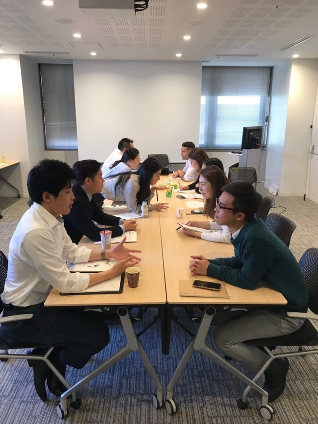 会議では社歴や年次に関わらず意見を言い合える風通しのいい雰囲気。日本語が話せるメンバーがほとんどなので、英語が苦手な方も安心して働き、活躍している。